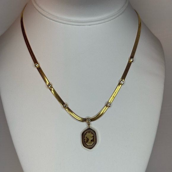 Elegant Gold Vintage Inspired Cameo Necklace - Picture 4 of 5